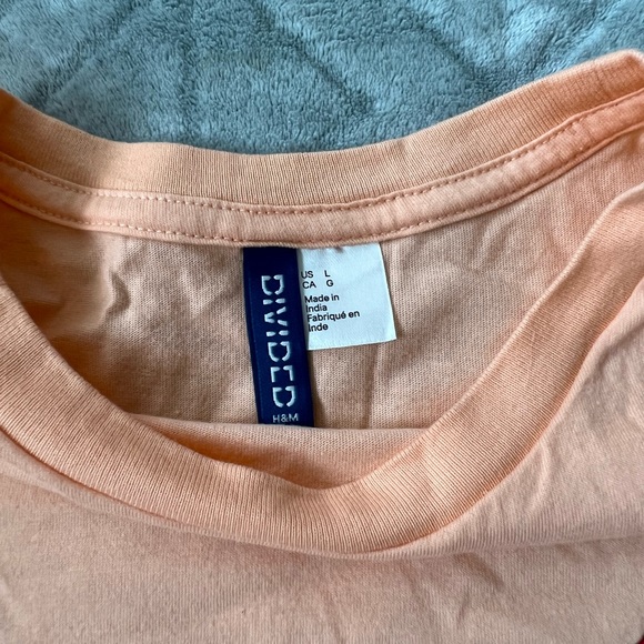 H&M Aesthetic Peach NYC Shirt
Divided - Picture 5 of 5